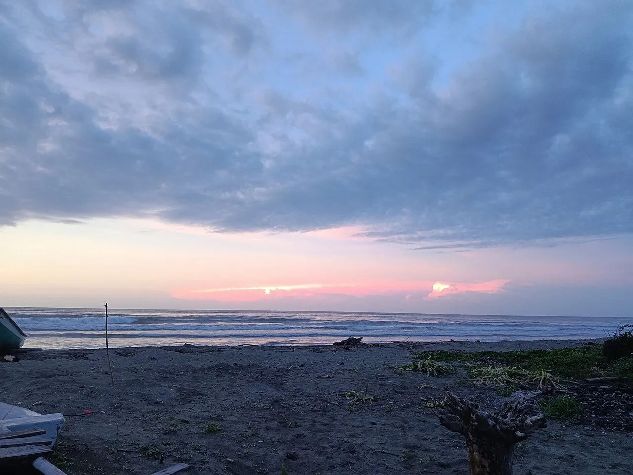 Crepúsculo rosado en el santuario Playón y Playona, Acandí