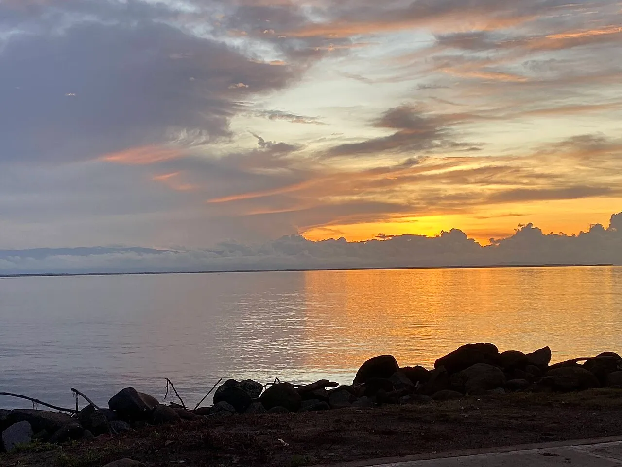 Cielo naranja sobre el golfo de Urabá