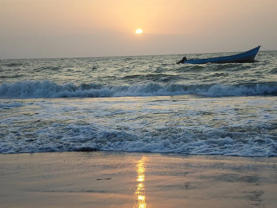 Olas en la orilla de Necoclí al atardecer