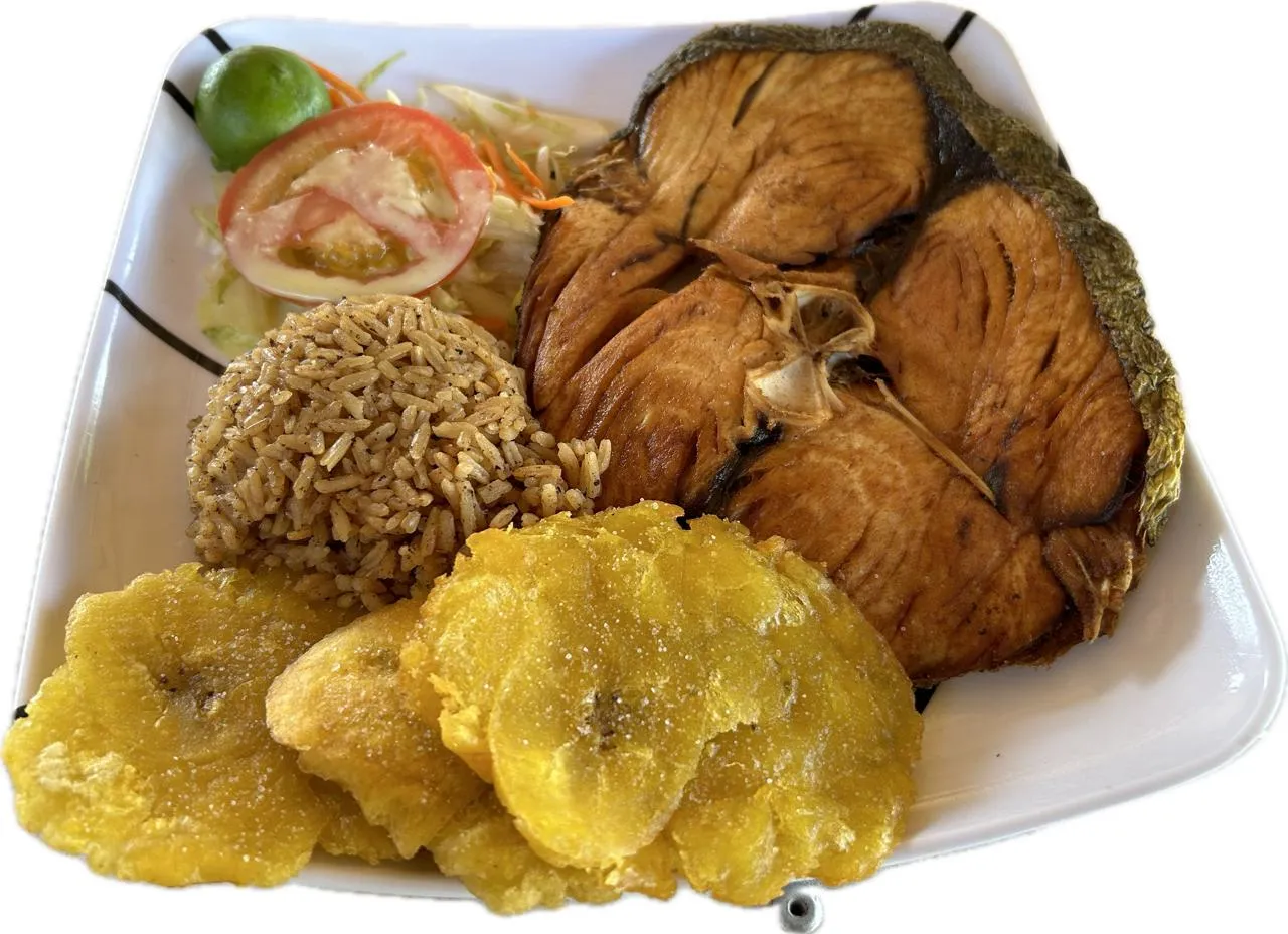 Bandeja de pescado frito con arroz de coco y patacón, típica de la costa Caribe