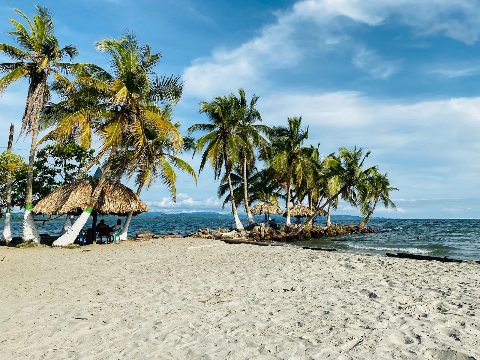 Playas de Necoclí con kioscos y palmeras
