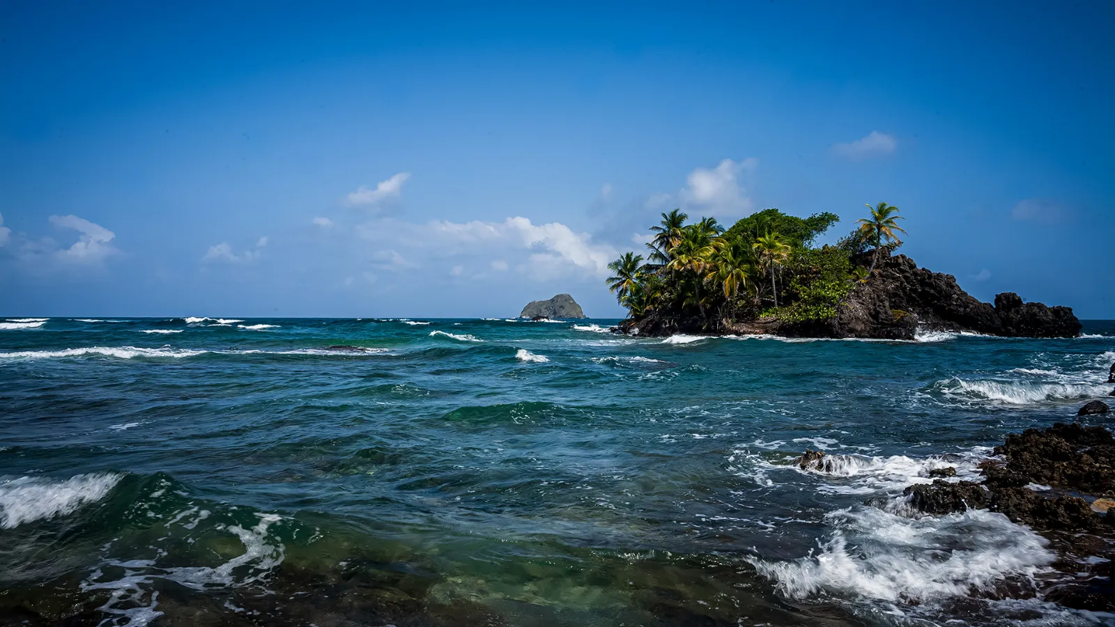 Bahía de Sapzurro, con aguas claras y un islote con palmeras